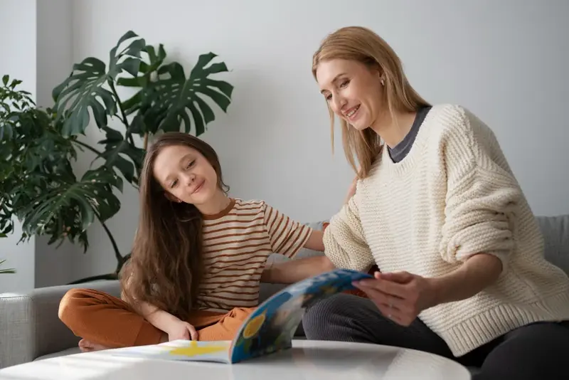 Begeleider en meisje lezen samen in een woonkamer