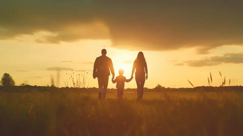 Ouders en kind lopen hand in hand bij zonsondergang